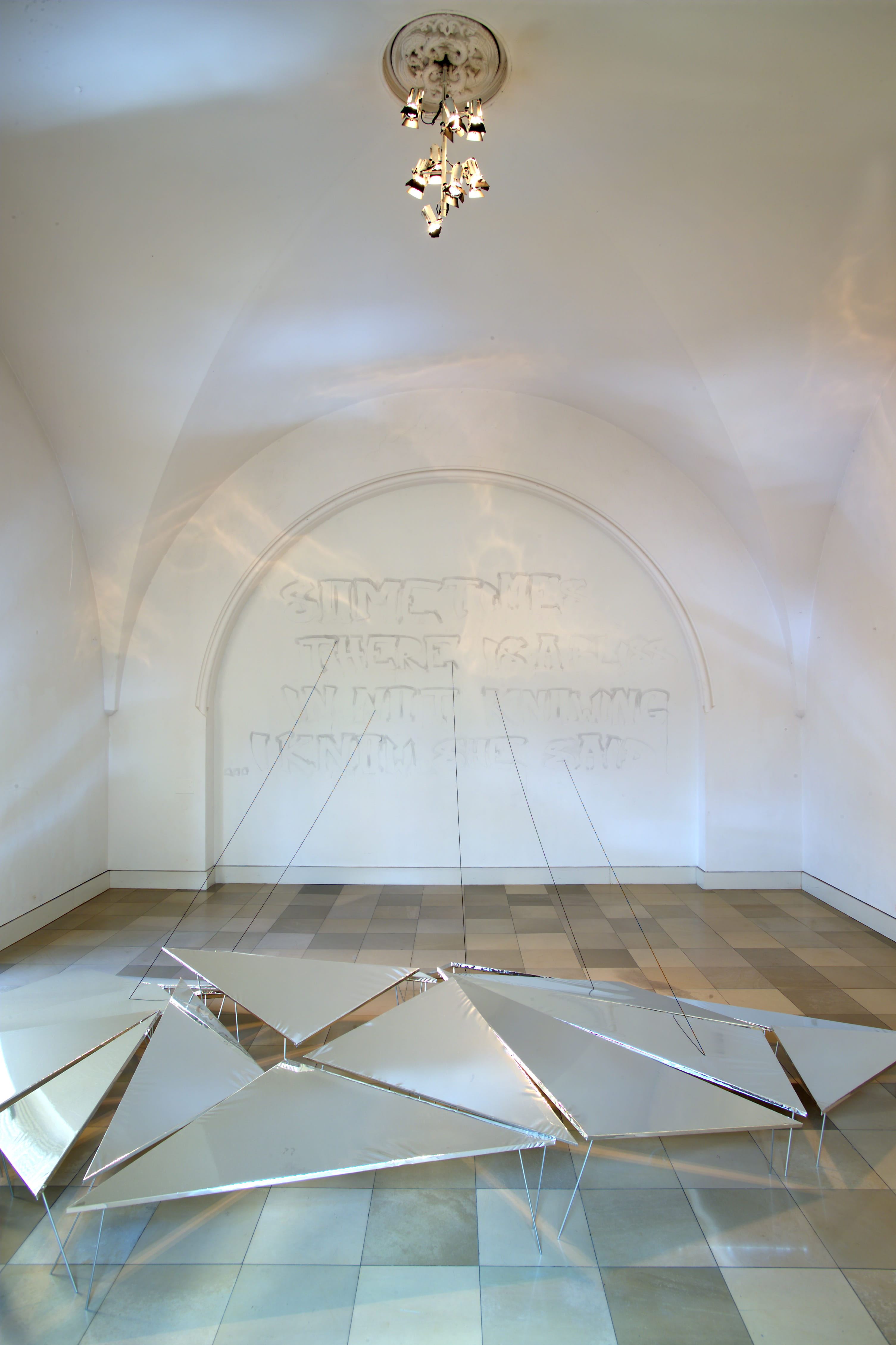 Verspiegelte Kunststofffolie in Dreiecken auf dem Boden