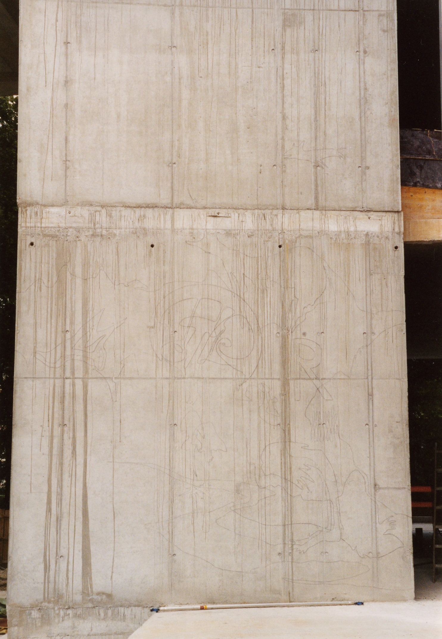 Wandbild auf Himmelblau Architektur, neue Akademiegebäude 2004, Soundinstallation von Sebastian Giussani (nicht sichtbar auf Fotos)