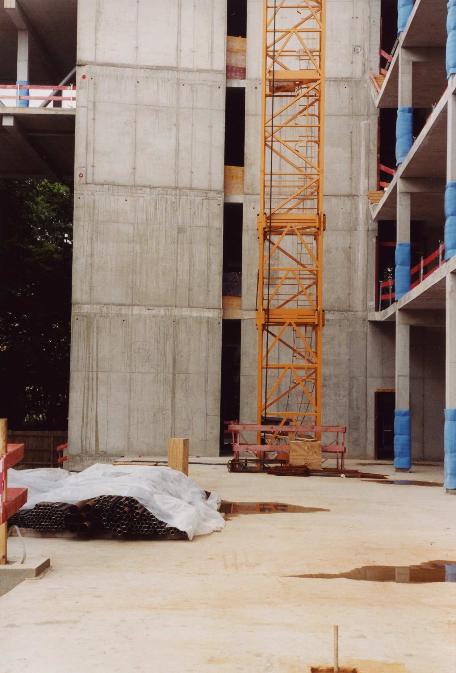 Wandbild auf Himmelblau Architektur, neue Akademiegebäude 2004, Soundinstallation von Sebastian Giussani (nicht sichtbar auf Fotos)