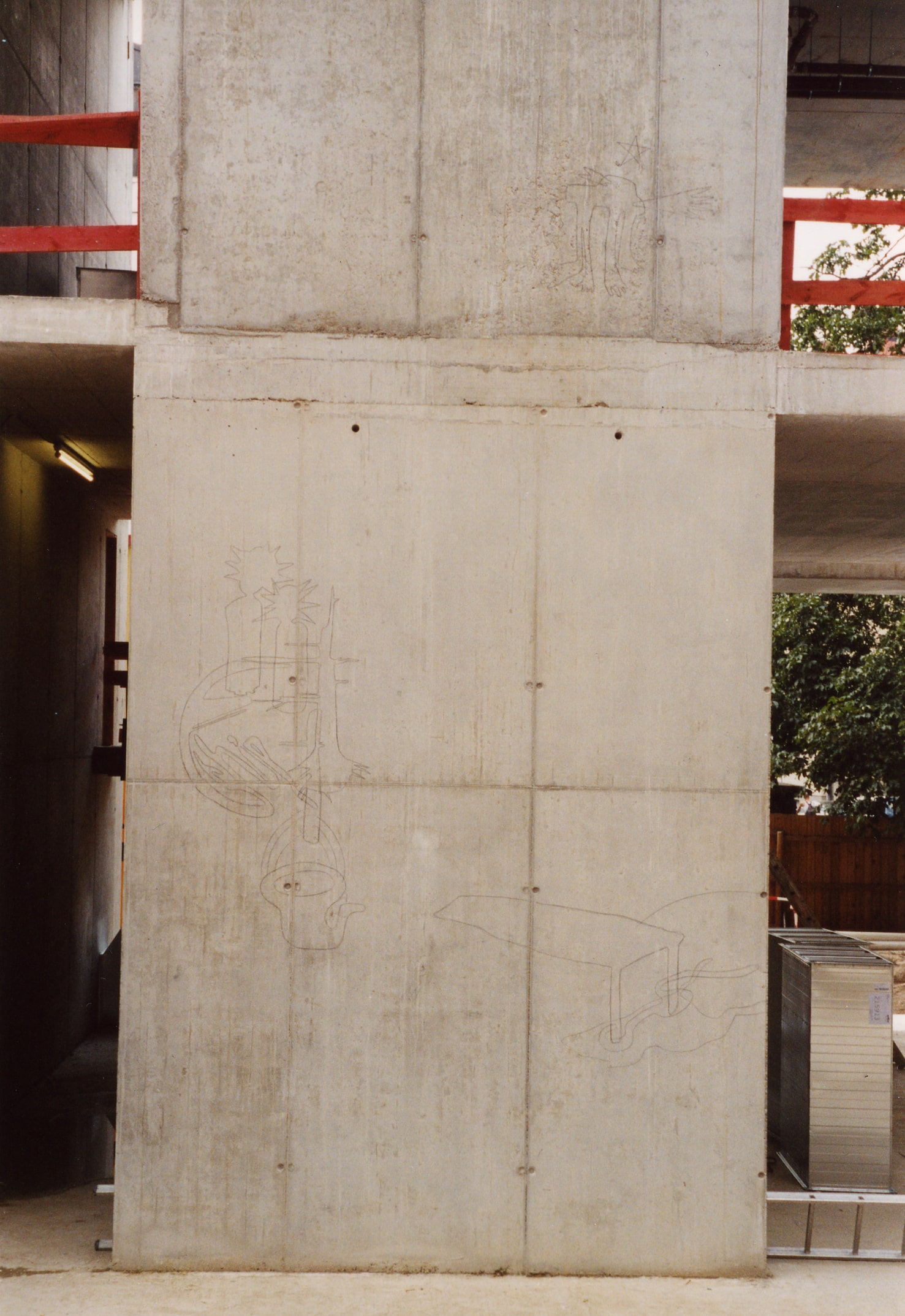 Wandbild auf Himmelblau Architektur, neue Akademiegebäude 2004, Soundinstallation von Sebastian Giussani (nicht sichtbar auf Fotos)