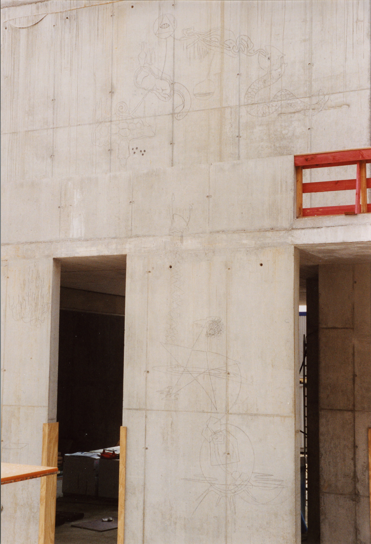 Wandbild auf Himmelblau Architektur, neue Akademiegebäude 2004, Soundinstallation von Sebastian Giussani (nicht sichtbar auf Fotos)